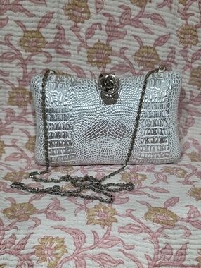 Vintage Sharmark Las Vegas Silver Textured Floral-Clasp Chain Clutch